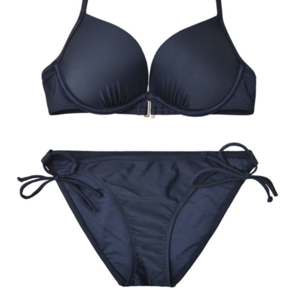 Small breasts gather the swimsuit
